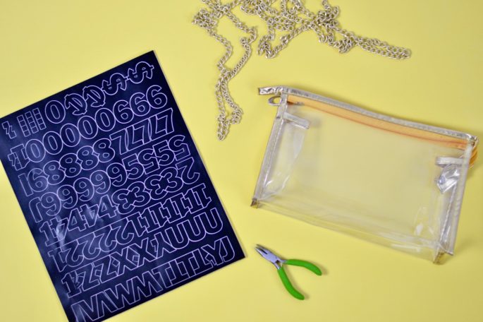 DIY Clear Game Day Purse - This bag is stadium approved for all your NFL and college football games! | Southern Flair